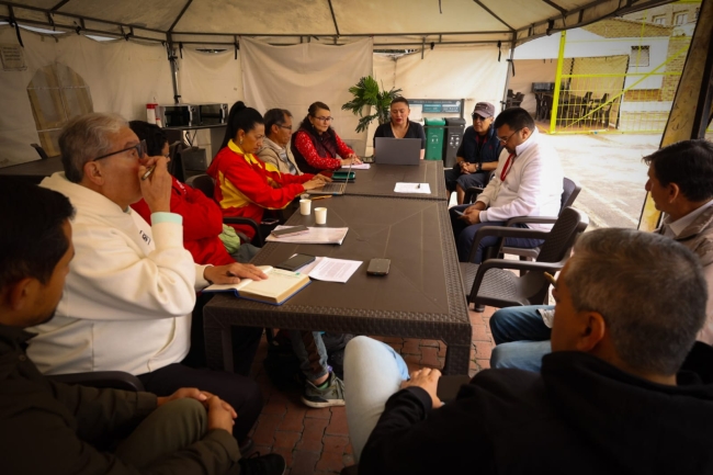 integrantes de mesa de medios comunitarios y alcalde reunidos