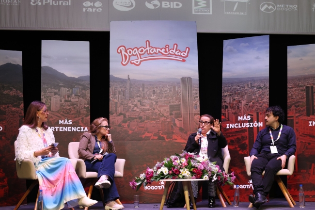 Panelistas conversando en el congreso de la Bogotaneidad 2025