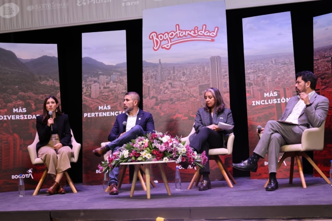 Panelistas de transporte conversando en el primer Congreso de la Bogotaneidad