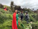 Nuestro personaje Recicleytor en terreno empuñando una herramienta de limpieza
