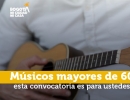 Adulto mayor tocando la guitarra