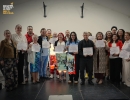 Graduados de la escuela de habilidades para la meditación cultural con sus diplomas