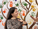 Foto de los intérpretes de Chapinero Laura Steffanny Larrea y Juan Nicolás Olaya hablando en lenguaje de señas