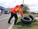 Funcionario recoge llantas en el canal Arzobispo