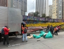 Foto de un operativo de recolección de escombros en la calle 26 realizando en la mañana